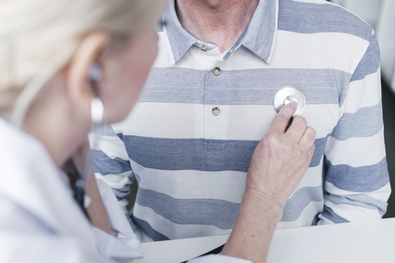 antibioest actualites medecin soignant un patient