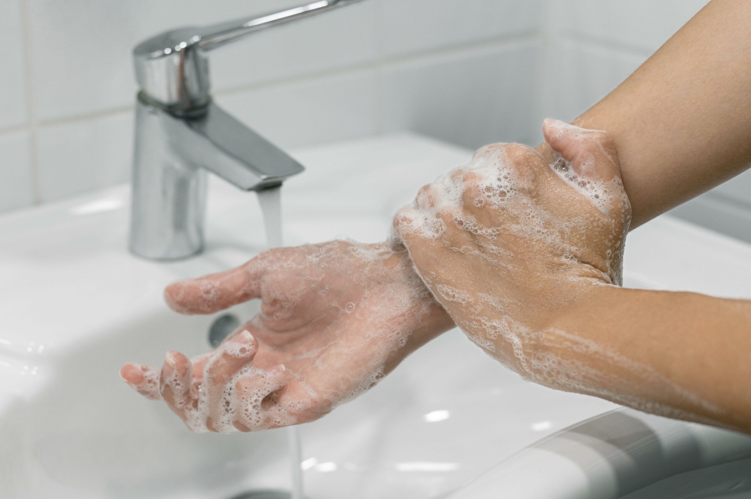 antibioest actualites person washing wrist with soap