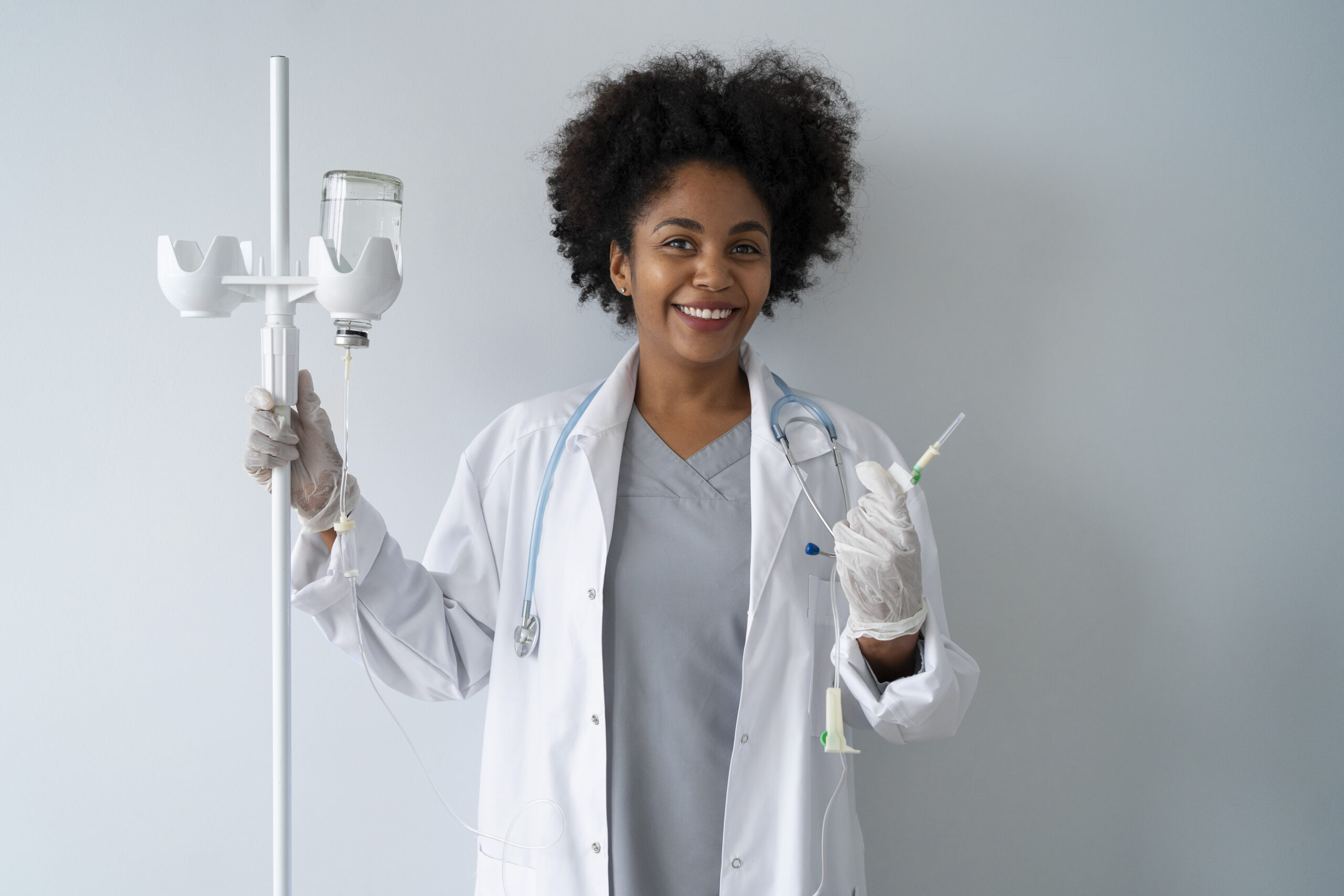 antibioest nl 03 2026 front view smiley black female doctor 1932 scaled AntibioEst