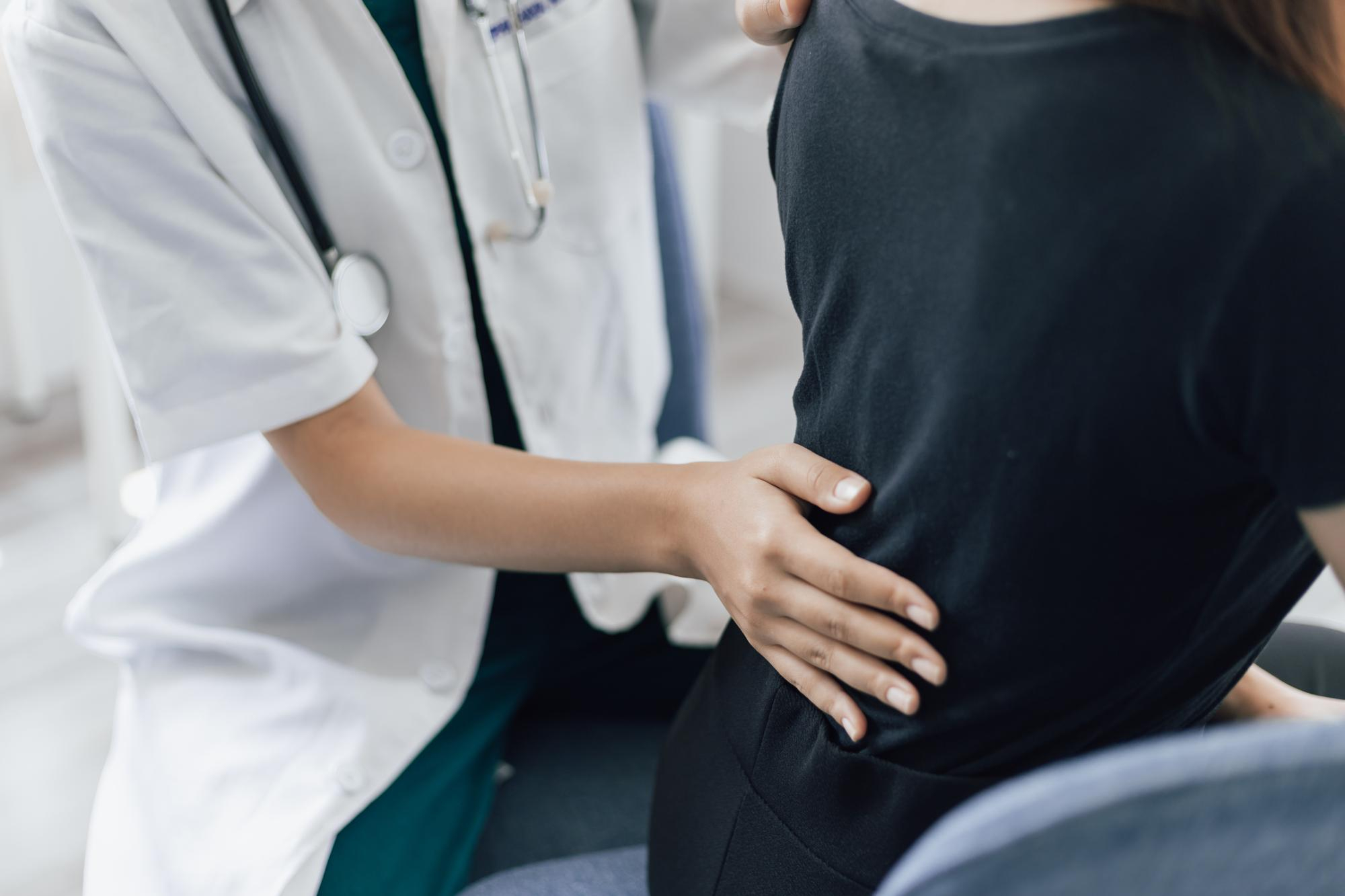 antibioest nl jeune femme examen médecin 